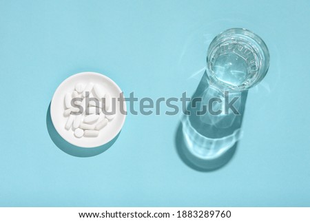 Foto stock: Pills And Water Glass