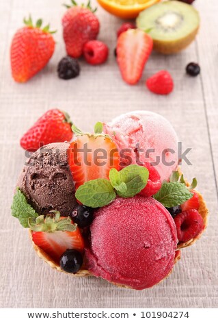 Stockfoto: Scop Of Ice Cream And Berries