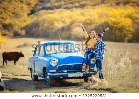 Foto stock: A Young Couple Travel With The Siberian Husk