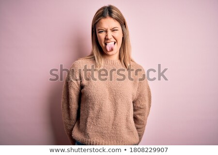 Foto stock: Ujer · sacando · la · lengua