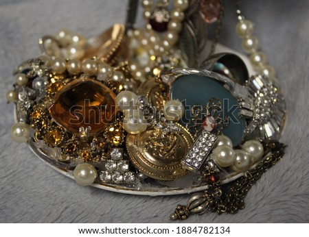 Foto d'archivio: Assorted Silver Costume Jewellery