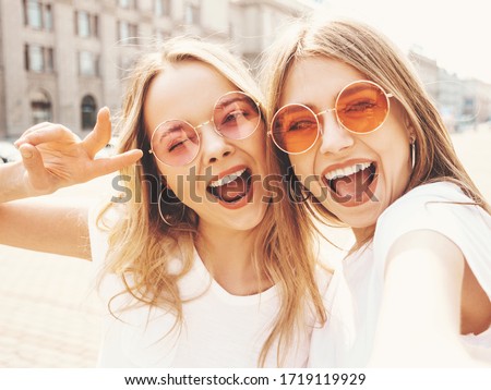 Foto d'archivio: Portrait Of Two Attractive Women In Glamour Makeup