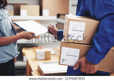 Foto d'archivio: Signing Parcel Documents