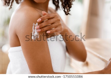 Stockfoto: Applying Lotion