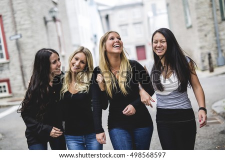 Foto stock: Four Young Good Girl Friend People In The City