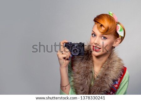 Stockfoto: Portrait Of A Beautiful Redhead Pin Up Style Girl Holding Gift B