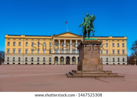 Stockfoto: The Royal Palace And Statue Of King Karl Johan Xiv In Oslo Norw