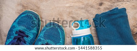 Foto stock: Everything For Sports Turquoise Blue Shades On A Wooden Background And Spinach Smoothies Yoga Mat