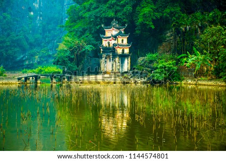 Zdjęcia stock: Ancient Buddhist Pagoda Cave Complex Bich Dong Ninh Binh Vietnam