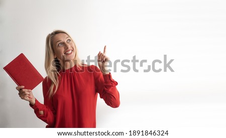 Foto stock: Business European Woman Get An Idea Smiling Young Woman Pointi