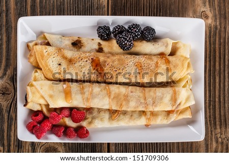 Foto stock: Plate Of Delicious Crepes Roll With Fresh Fruits And Chocolate
