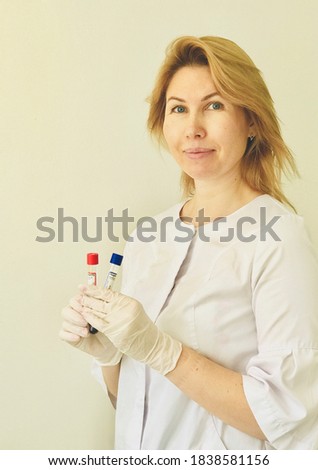 Foto stock: Portrait Of Pretty Female Laboratory Assistant Analyzing A Blood