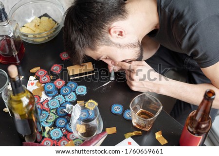 Close Up Of The Hands Of An Addicted Young Man Snorting Powdered Substance Stockfoto © Pressmaster