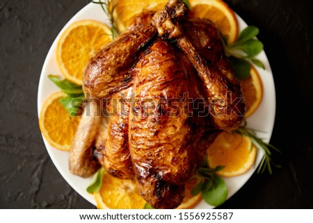 Zdjęcia stock: Roasted Whole Chicken Or Turkey Served In White Ceramic Plate With Oranges