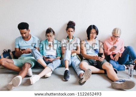 Foto stock: Portrait Of A Young Group Of Students Paying Attention And Doing