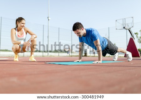 Stockfoto: Young Beautiful Fit And Healthy Personal Trainer Counting Push