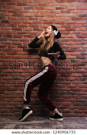 Foto d'archivio: Full Length Image Of Trendy Hip Hop Woman 20s Wearing Headphones