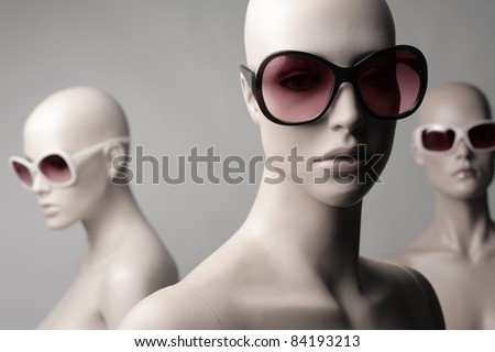 ストックフォト: Mannequins Wearing Fashion Sunglasses And In Fashionable Clothes