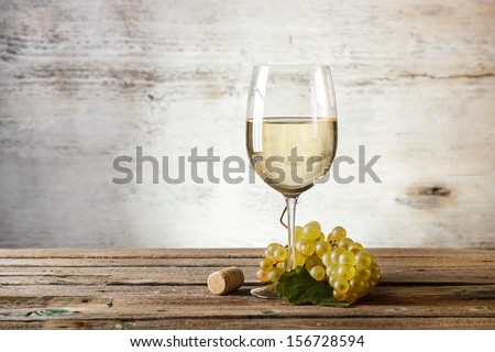 商業照片: Wineglass With White Wine And Grape