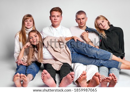 商業照片: Portrait Of Glamorous Young Couple With Friends Sitting In Limou