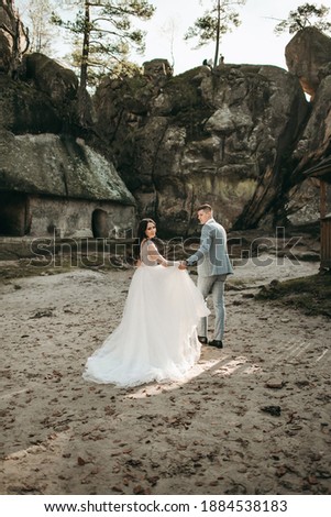 Foto stock: Newlyweds Happy Summer Day On A Walk In The Mountains Near The Lake