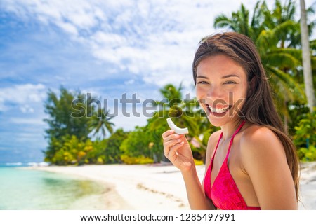 Stock foto: Fresh Coconut Slice Asian Woman Eating Healthy Snack On Beach Holiday Summer Vacation In Tahiti Smi