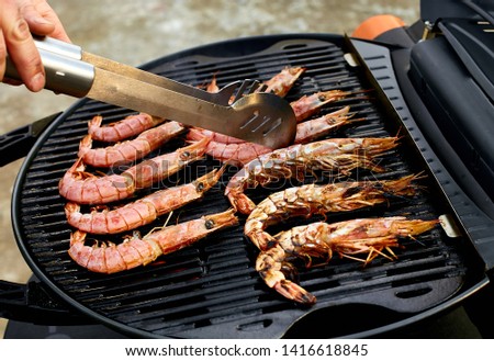 Stok fotoğraf: Man Cooking The Grilling Big Tiger Shrimps Prawns On Grill Pan