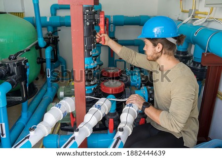 Foto stock: Pool Worker Checks The Pool For Safety Measurement Of Chlorine And Ph Of A Pool