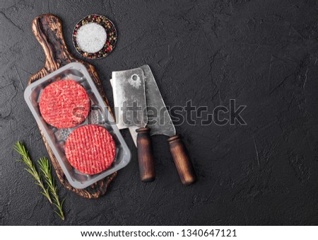Stockfoto: Fresh Raw Minced Homemade Farmers Grill Beef Burgers On Round Chopping Board And Frying Pan With Spi