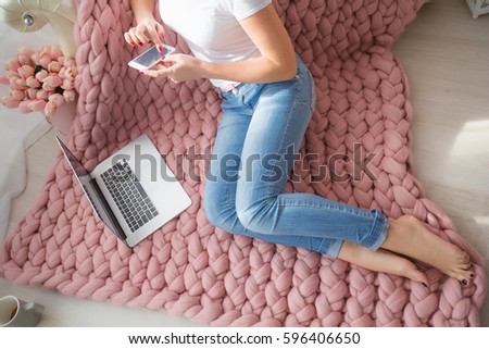 Stock foto: Cozy Morning A Fluffy Plaid A Laptop And Beautiful Female Feet