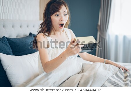 Foto stock: Ujer · mirando · el · móvil · al · despertar