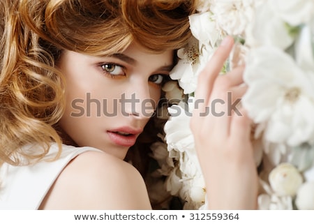 Foto stock: Ella · mujer · con · flor · blanca