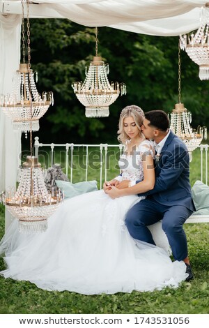 [[stock_photo]]: Ariée · avec · le · fiancé, · ils · s'assoient · sur · le · banc