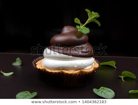 Foto d'archivio: Chocolate And Cream Tartlets