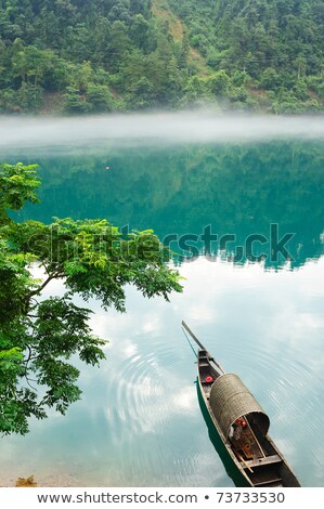 Fischerboot auf dem nebligen Fluss Foto in der chinesischen Provinz Hunan Stock foto © Raywoo