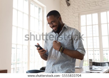 Zdjęcia stock: Young Employee With Virtual Glasses During Break In The Office