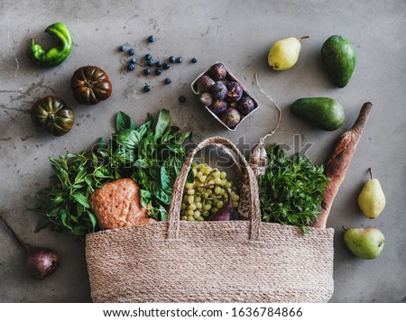 Foto stock: Fresh Bread Avocado And Tomatoes In A Reusable Bag On A Stylish Wooden Kitchen Surface Zero Waste