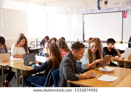 Foto d'archivio: High School Students Group Of Students Working Together At Labo