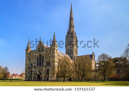 Salisbury Cathedral Front View And Park On Sunny Day South Engl 商業照片 © Bertl123