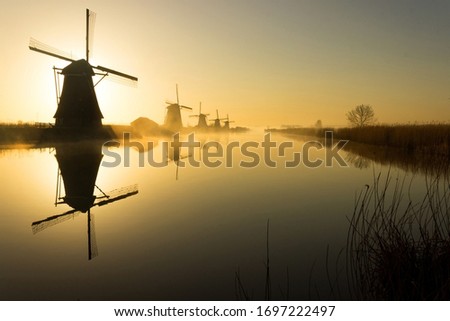 Foto d'archivio: Kinderdijk In The Morning With Fog