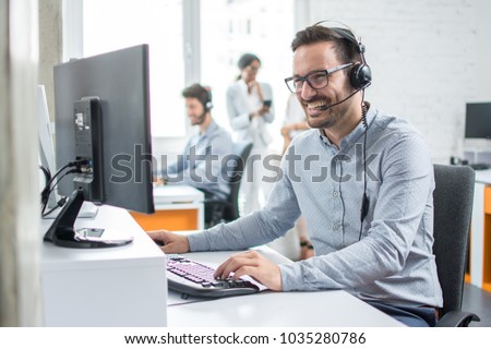 Foto stock: An Operator Man With Headset Customer Service Helpdesk Service