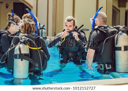 Foto stock: Diving Instructor And Students Instructor Teaches Students To Dive