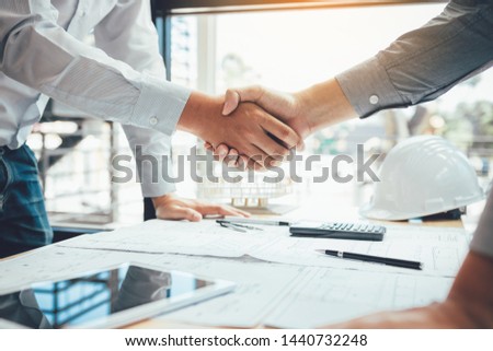 Foto stock: Meeting And Greeting Two Engineer Or Architect Meeting For Proj