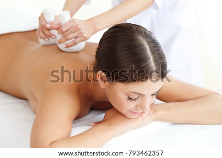 Foto stock: Young Beautiful Relaxing Woman Getting Spa Massage Of Shoulder In Beauty Salon