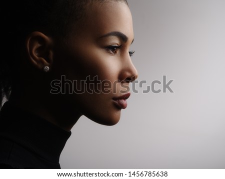 Foto stock: Stunning Portrait Of An African American Black Woman With Big Ha