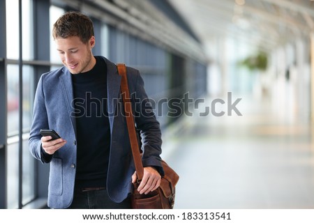 Hübsche junge Geschäftsmann-Textnachricht auf dem mobilen Isolat Stock foto © Maridav