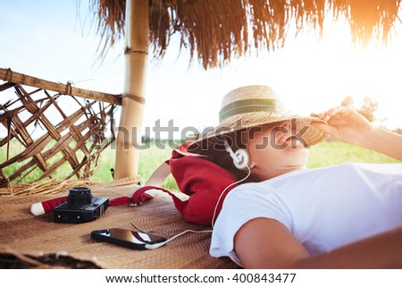 Foto stock: Happy Young Woman In Hat Listening To The Music In Vintage Music