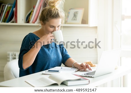 Сток-фото: Portrait Of Smiling Woman 20s Wearing Sweatshirt Drinking Soda F