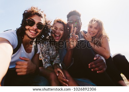 Foto d'archivio: Group Of Excited Hipsters Men And Women Smiling And Taking Self