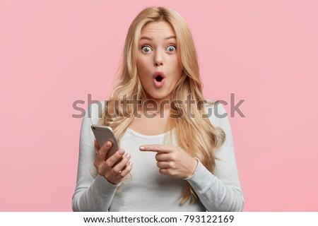 Stockfoto: Amazing Young Shocked Woman Isolated Over Pink Background Wall